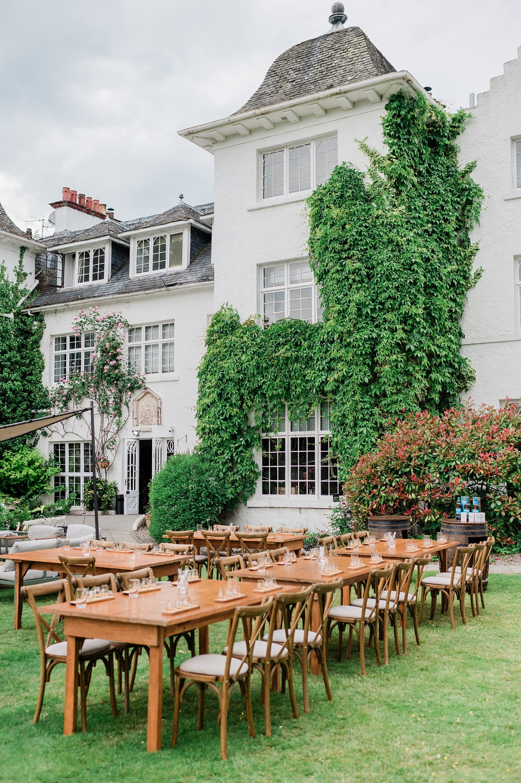 Brunch outside on the lawn at highlands of Scotland wedding 