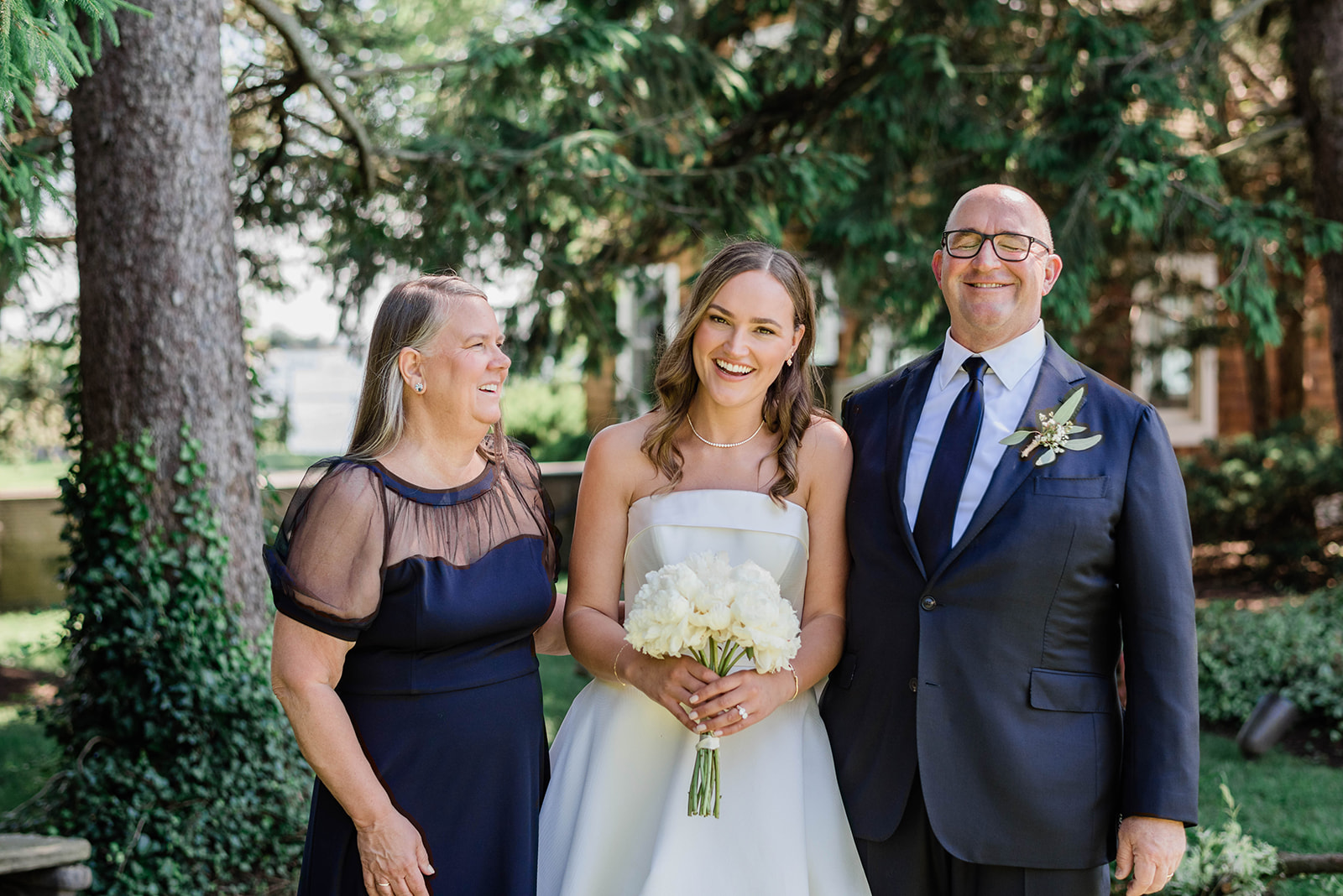 bride with parents before wedding 