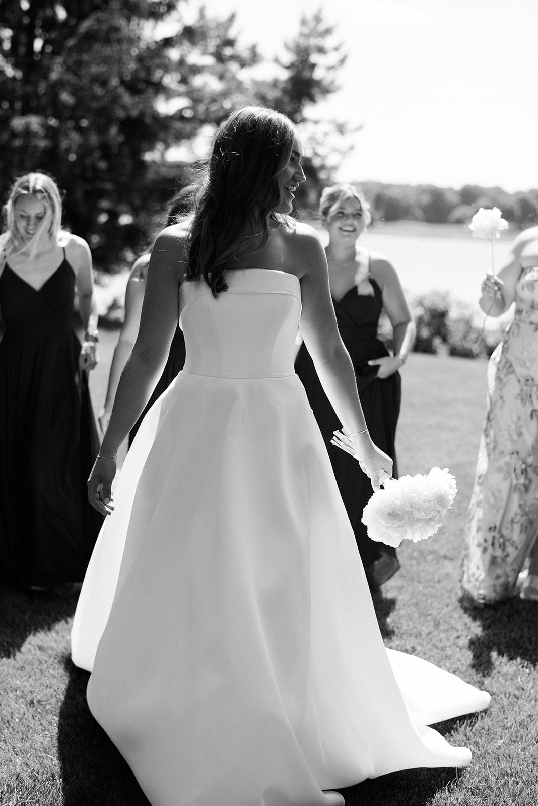 bride with bridesmaids 