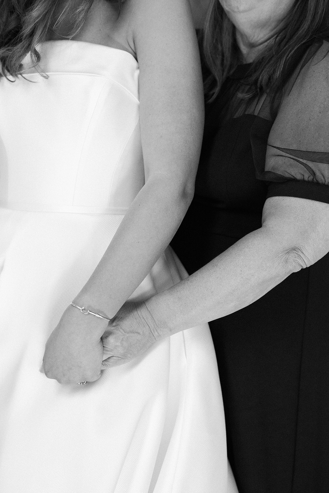 bride and mom getting ready 